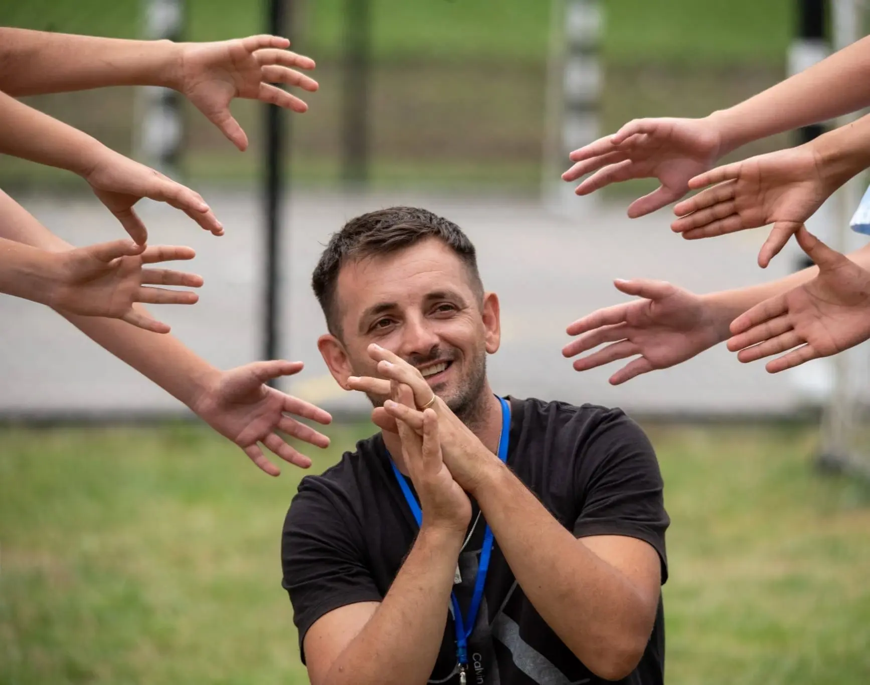 Sebastian Luca primește certificatul FITSCHOOL