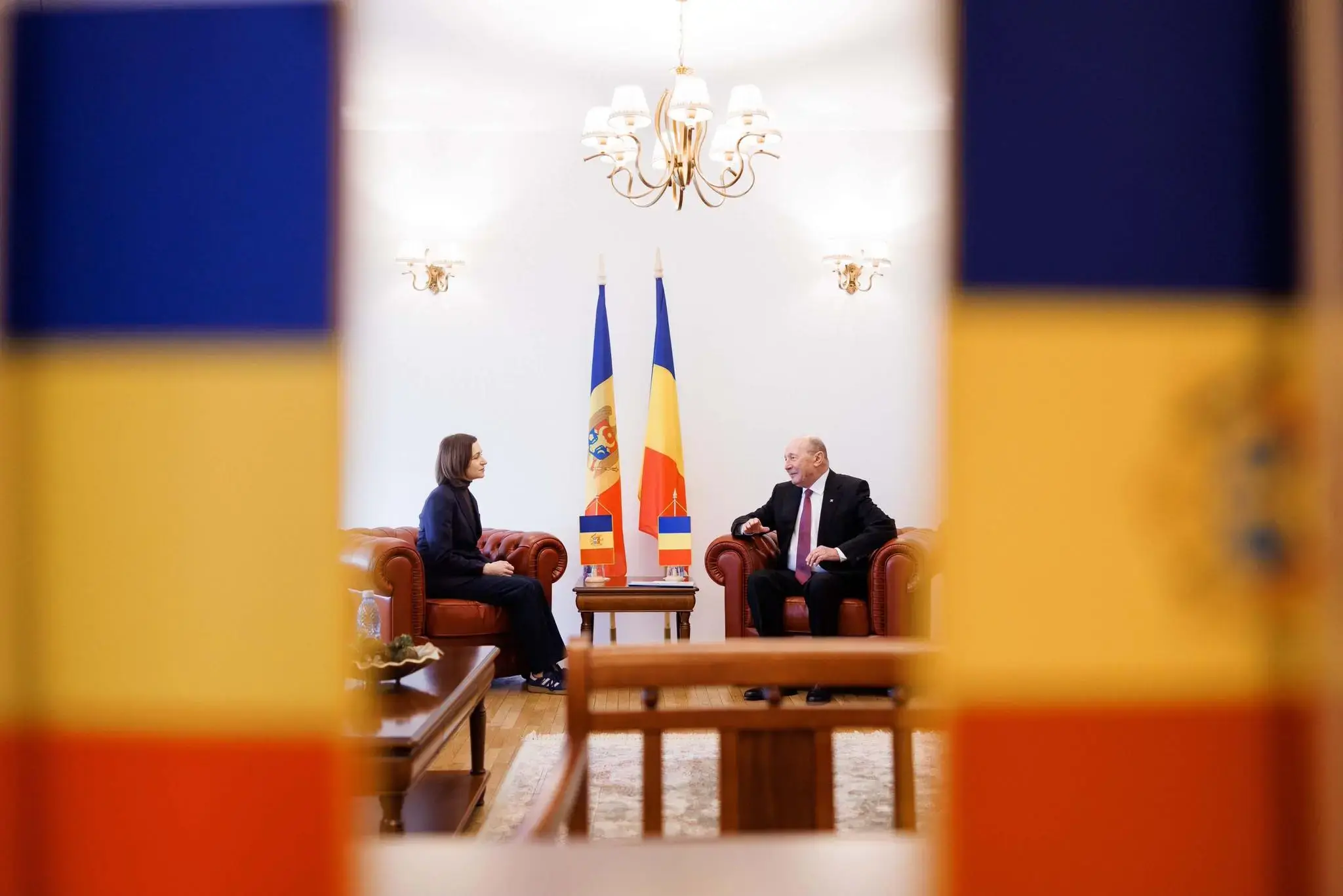 Maia Sandu semnează restabilirea cetățeniei lui Băsescu după cerere scrisă din mai