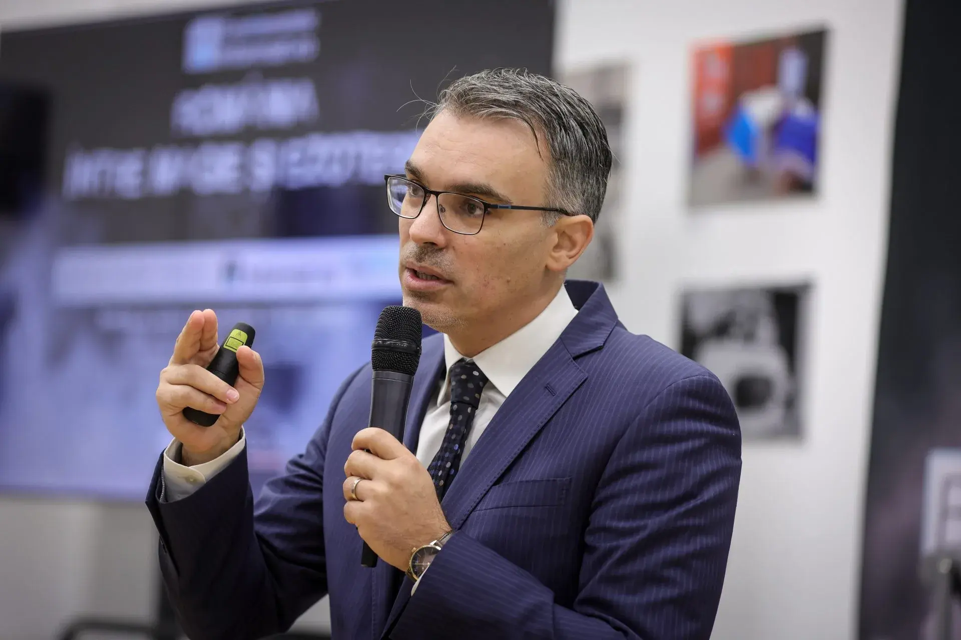 Moțiunea de cenzură crește popularitatea lui Bolojan