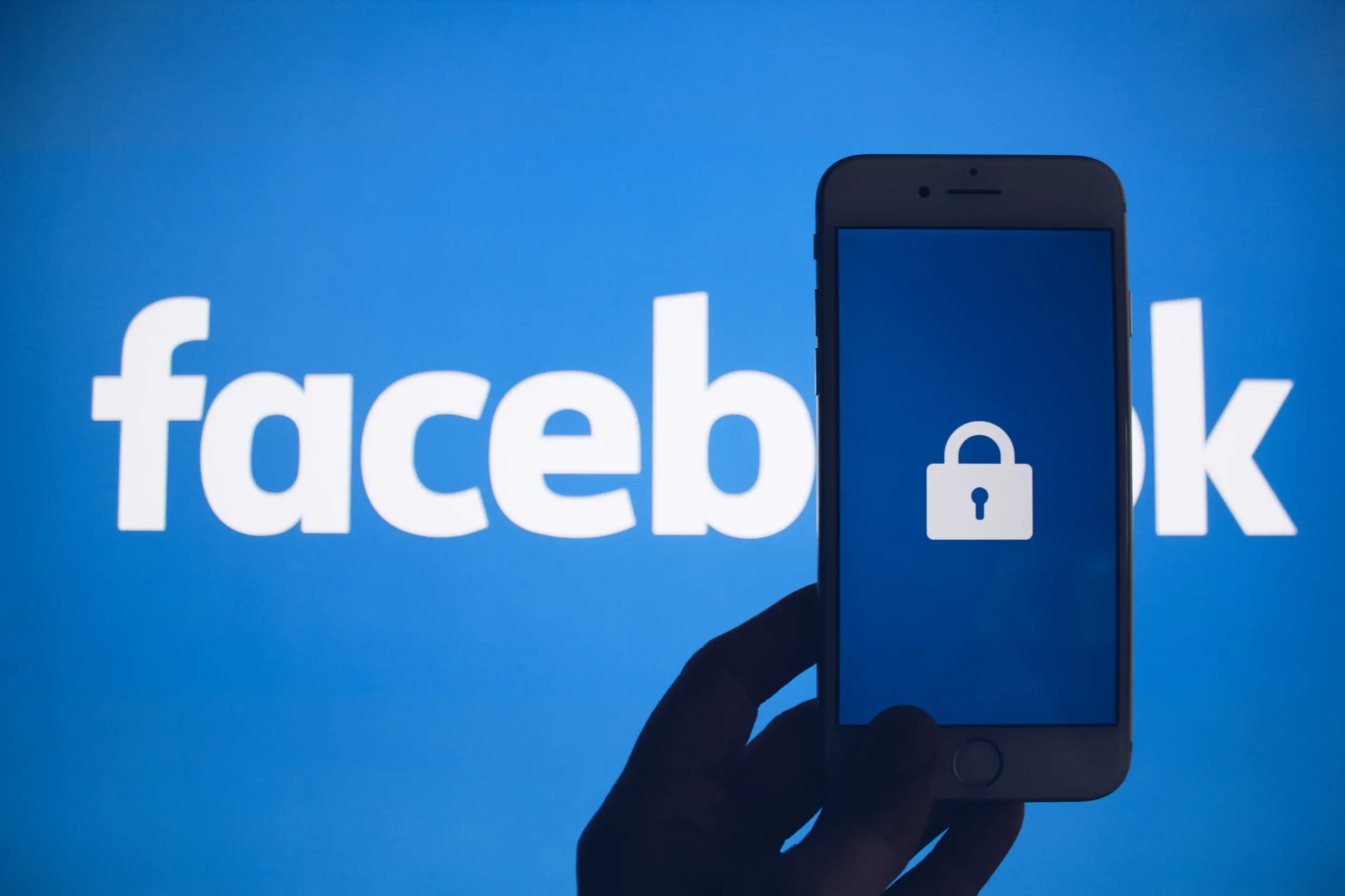 Mii de utilizatori nu pot accesa Facebook după o pană globală a platformei Meta