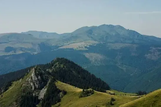 30 de voluntari marchează traseu turistic între două parcuri naționale din Maramureș
