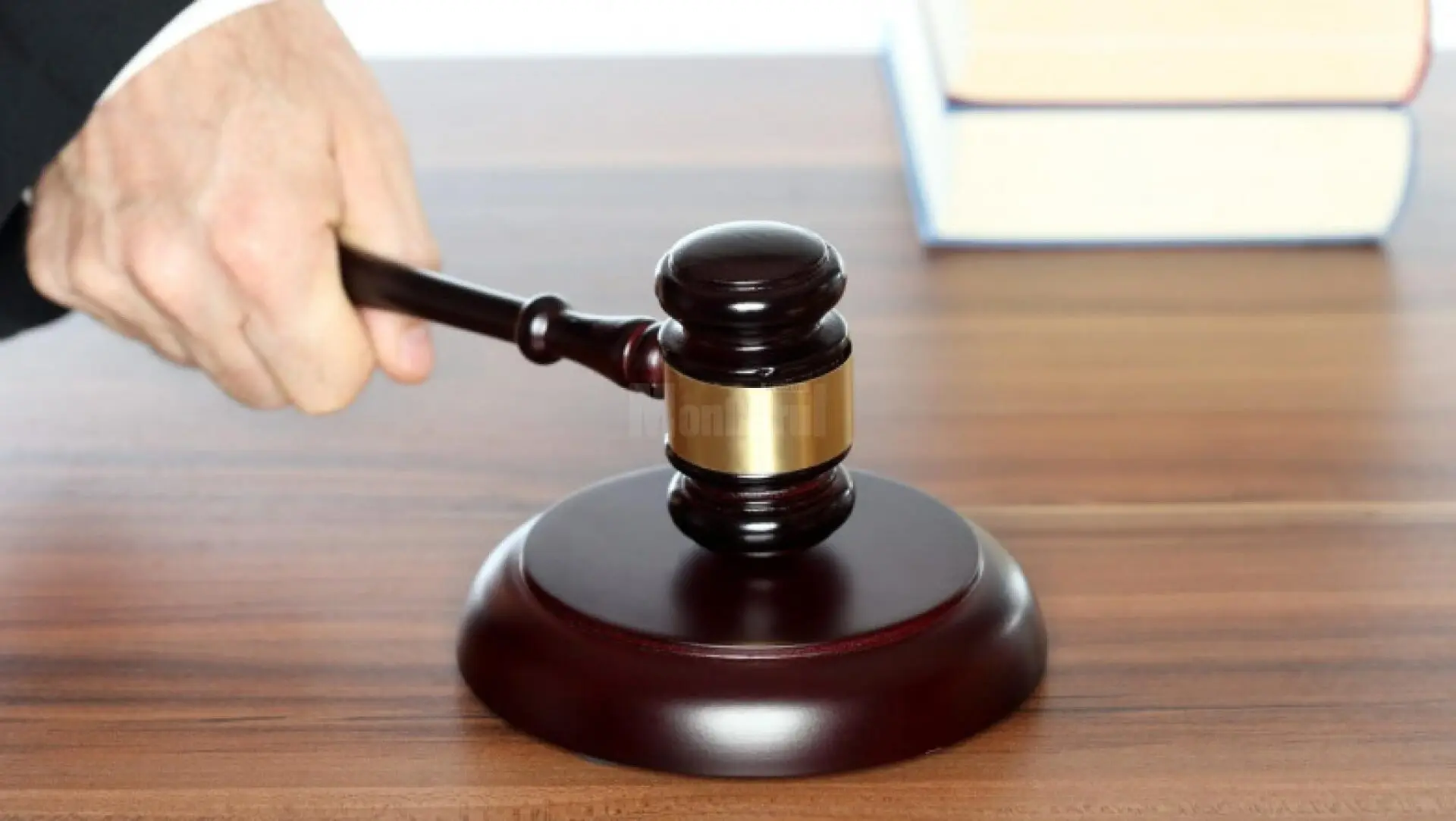 Bărbat din Mureș, 4 ani de închisoare după ce a amenințat că înjunghie o procuroare