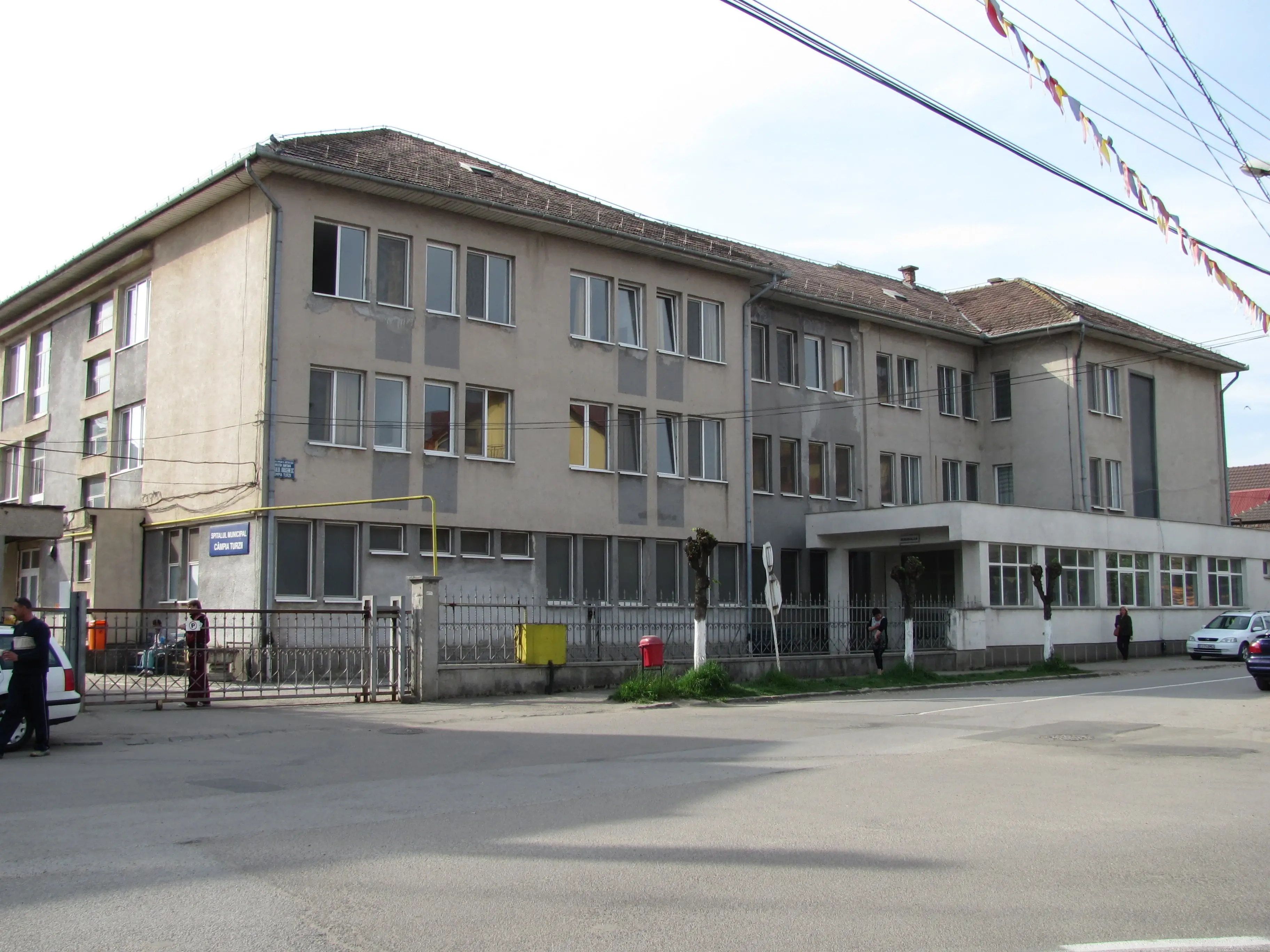 Polițiștii din Câmpia Turzii, sesizați pentru un bărbat care doarme și urinează lângă policlinică