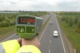 Cum măsoară radarul poliției viteza și de ce frânarea bruscă este riscantă
