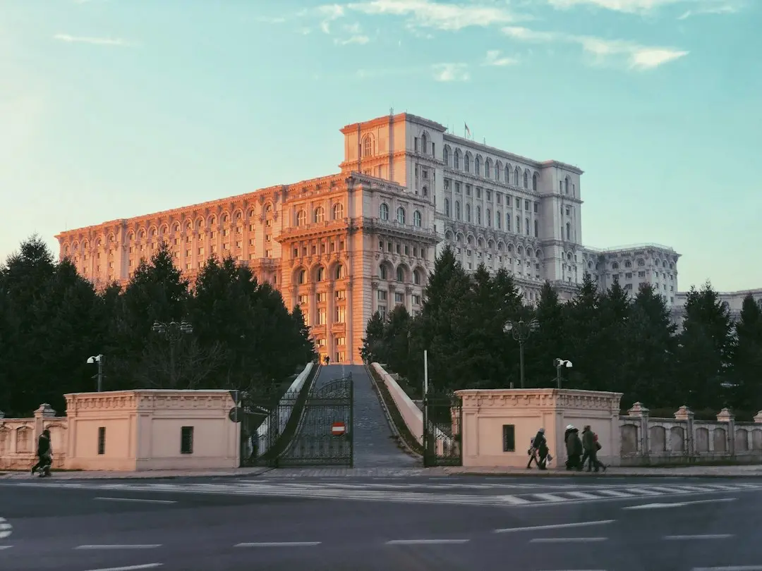 Guvernul Mureșan se pregătește pentru votul din Parlament